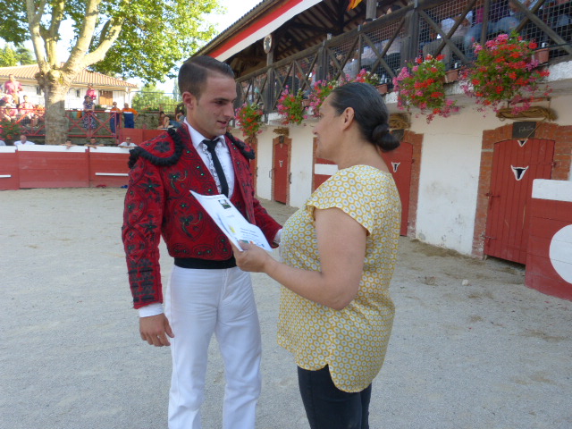 Nathalie la conseillère départementale remet le 1er prix à Baptiste Bordes