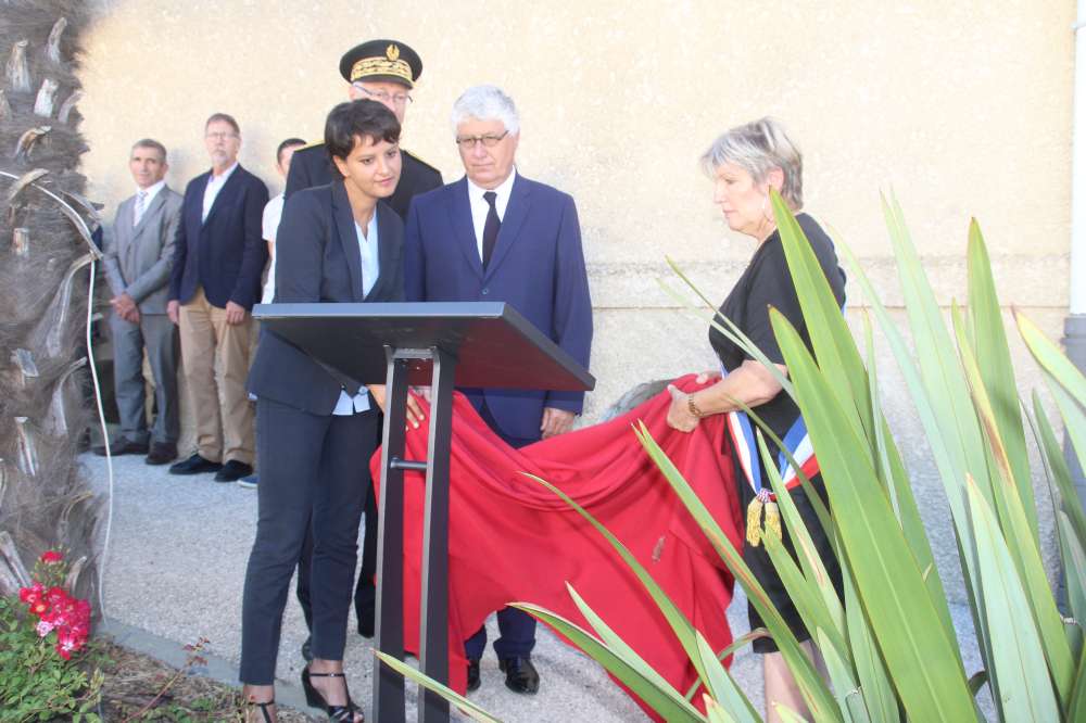  Najat Vallaud-Belkacem et Patricia Galabert ont dévoilé le premier pupitre du Parcours de Mémoire.