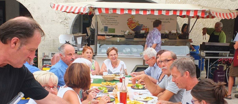 Soirée bio sur la place de l'hôtel de ville de Valence sur Baïse