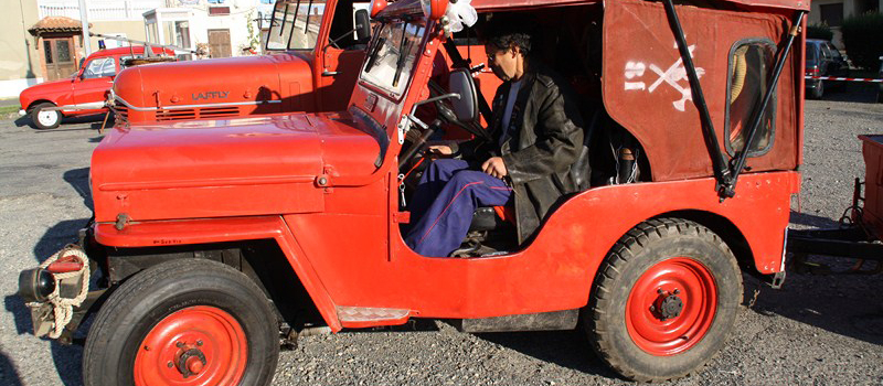 Regroupement d'anciens véhicules autour des pompiers