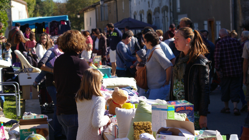 Vide Grenier / Foire a tout / Brocante / Produits Régionaux 