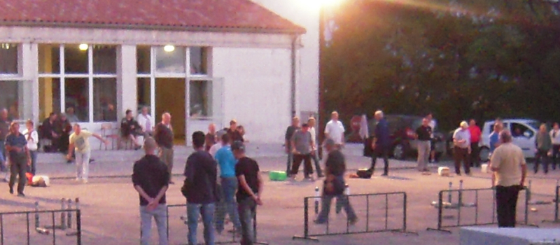 L’association des Quilles et Maillets anime la place des Pyrénées 