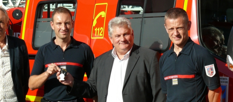 Remise des clés d'un véhicule de secours et d’assistance aux victimes (VSAV) au Centre de secours d'Auch 
