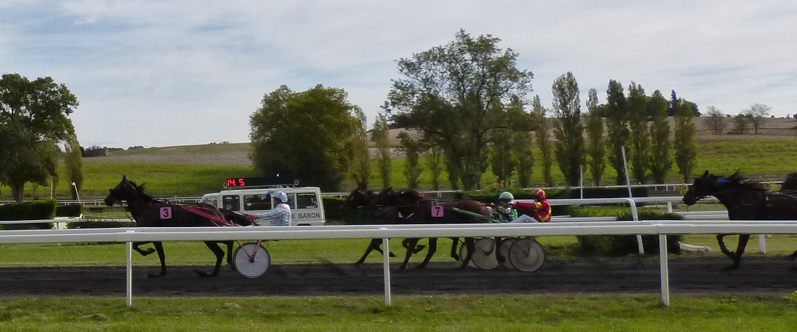 un passage devant les trbunes