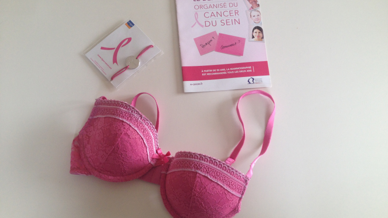Octobre rose à Cologne : le Centre Social ARCOLAN ose montrer son soutien-gorge !