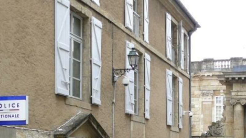 La police nationale et municipale ont manifesté leur grogne devant la préfecture