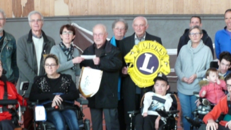 Le Lions Club de Mirande offre un chèque de 1 000 euros aux Twisters