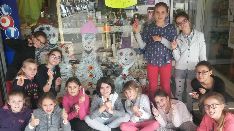 Les enfants de l'ALAE participent à la décoration des vitrines de Noël