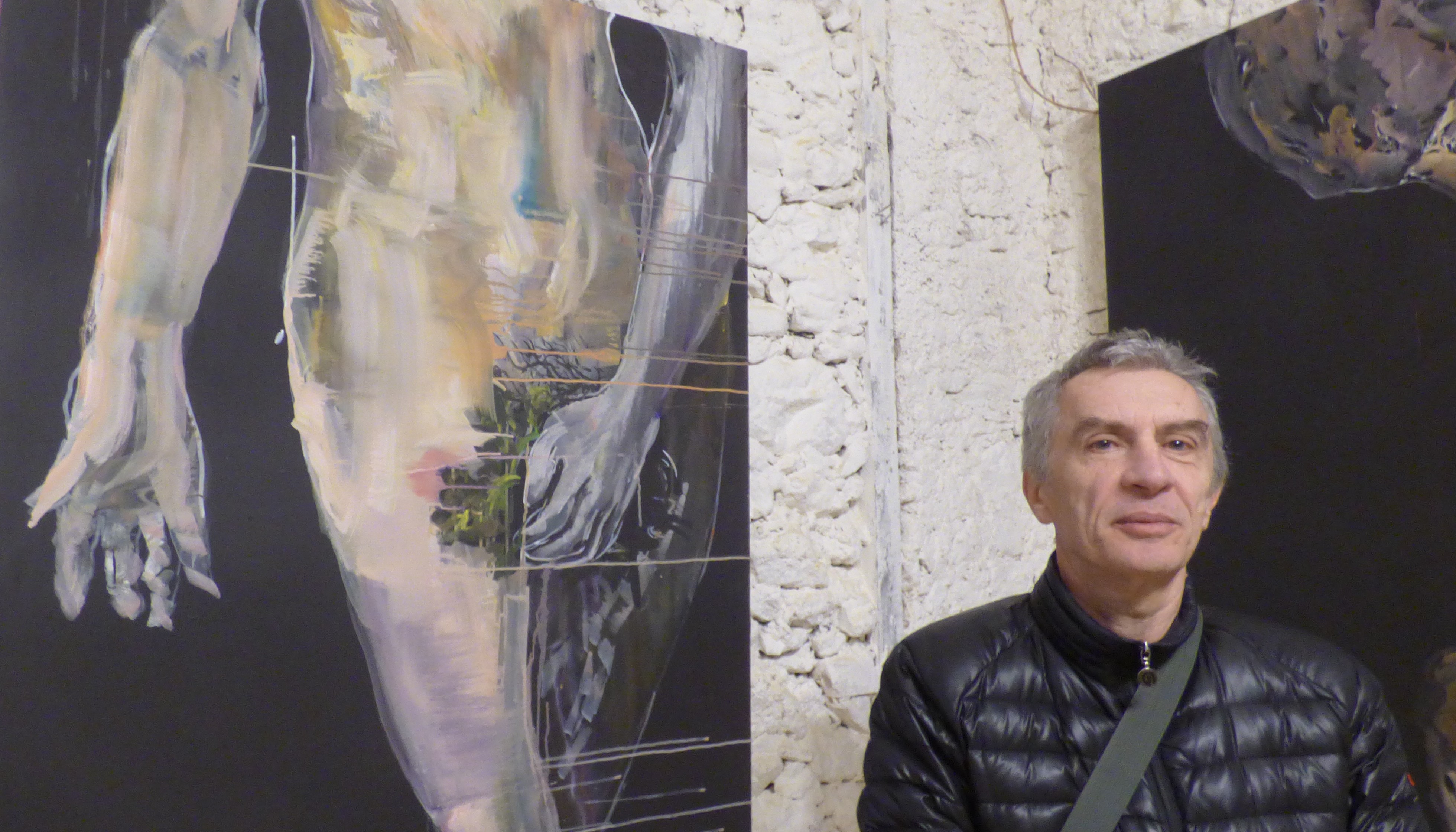 yvon Saillard devant une de ses oeuvres