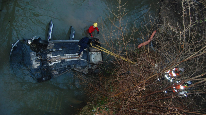 Une voiture termine sa course dans la rivière