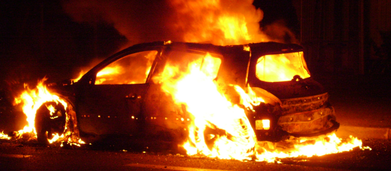 Faits divers : une voiture incendiée, deux accidents de voitures, une fausse alerte d'enlèvement, vol d'un camion