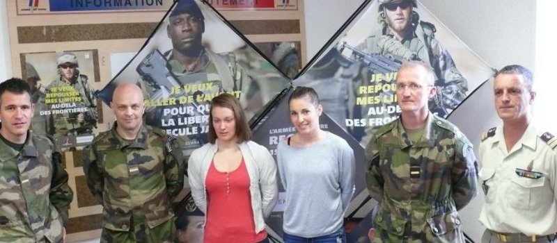 C'est rare mais cela arrive, deux jeunes filles de 22 ans et 23 ans viennent de s'engager dans l'armée après avoir réussi des tests physiques de haut-niveau