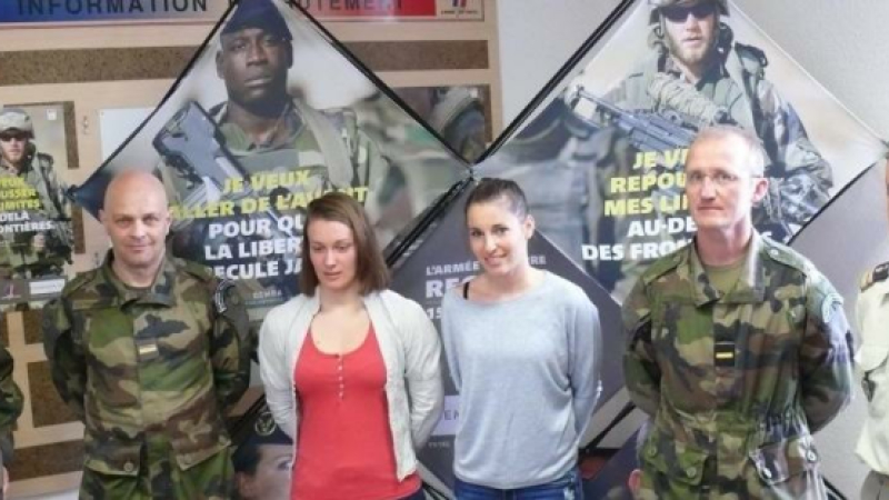 C'est rare mais cela arrive, deux jeunes filles de 22 ans et 23 ans viennent de s'engager dans l'armée après avoir réussi des tests physiques de haut-niveau