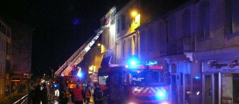 Incendie en pleine ville à Auch : la toiture d'un immeuble complètement détruite