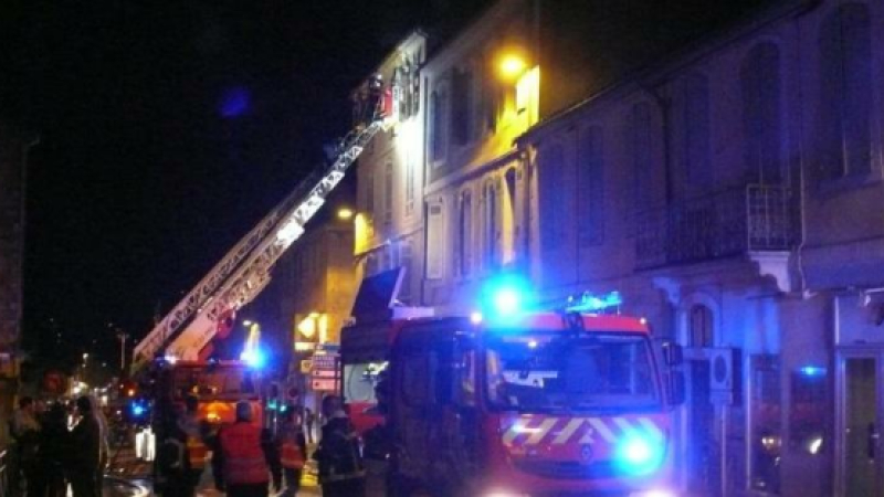 Incendie en pleine ville à Auch : la toiture d'un immeuble complètement détruite