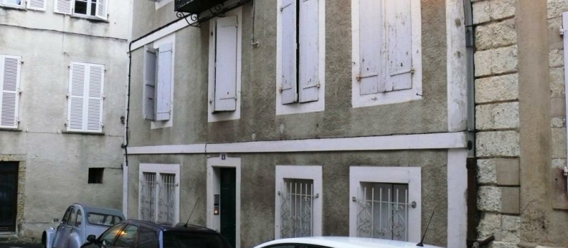 Suite à un dépit amoureux, il disjoncte, et se retrouvera devant les assises pour tentative d'assassinats sur son ex-compagne et sur des policiers