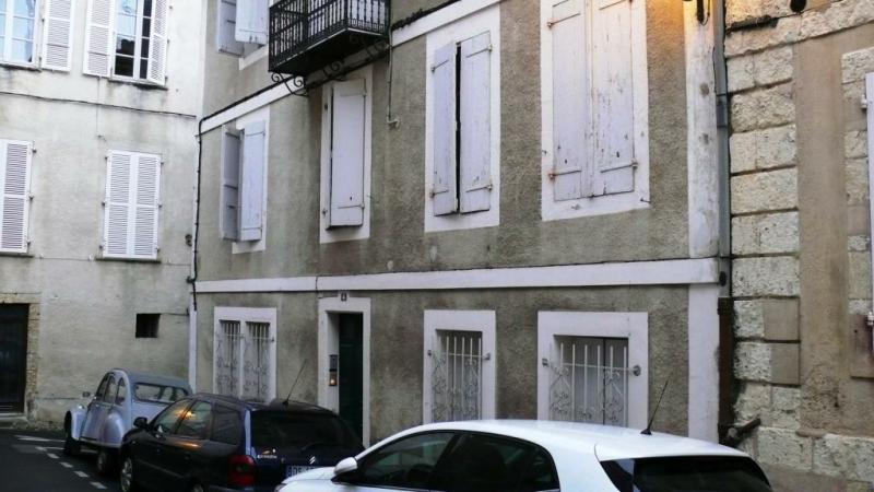 Suite à un dépit amoureux, il disjoncte, et se retrouvera devant les assises pour tentative d'assassinats sur son ex-compagne et sur des policiers