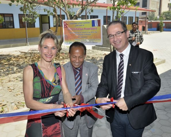 Mr et Mme Scudellaro lors de l’inauguration des nouveaux locaux de la SAB Public School à Katmandou