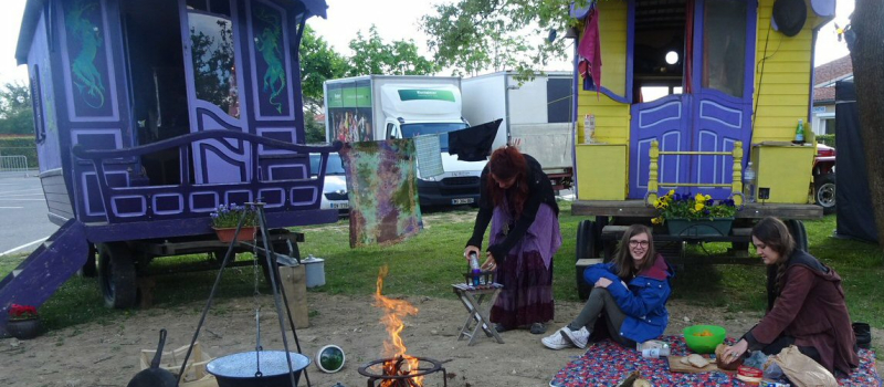 Actuellement sédentarisée, la famille Hermelrijk vit toujours  en roulottes 