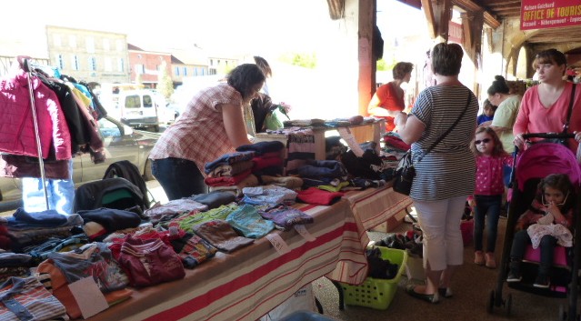 Un stand sous les Arcades pour la foire a tout