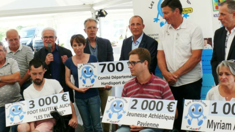 Les Bouchons d'amour ont remis quatre chèques pour un montant global de 6 700 euros