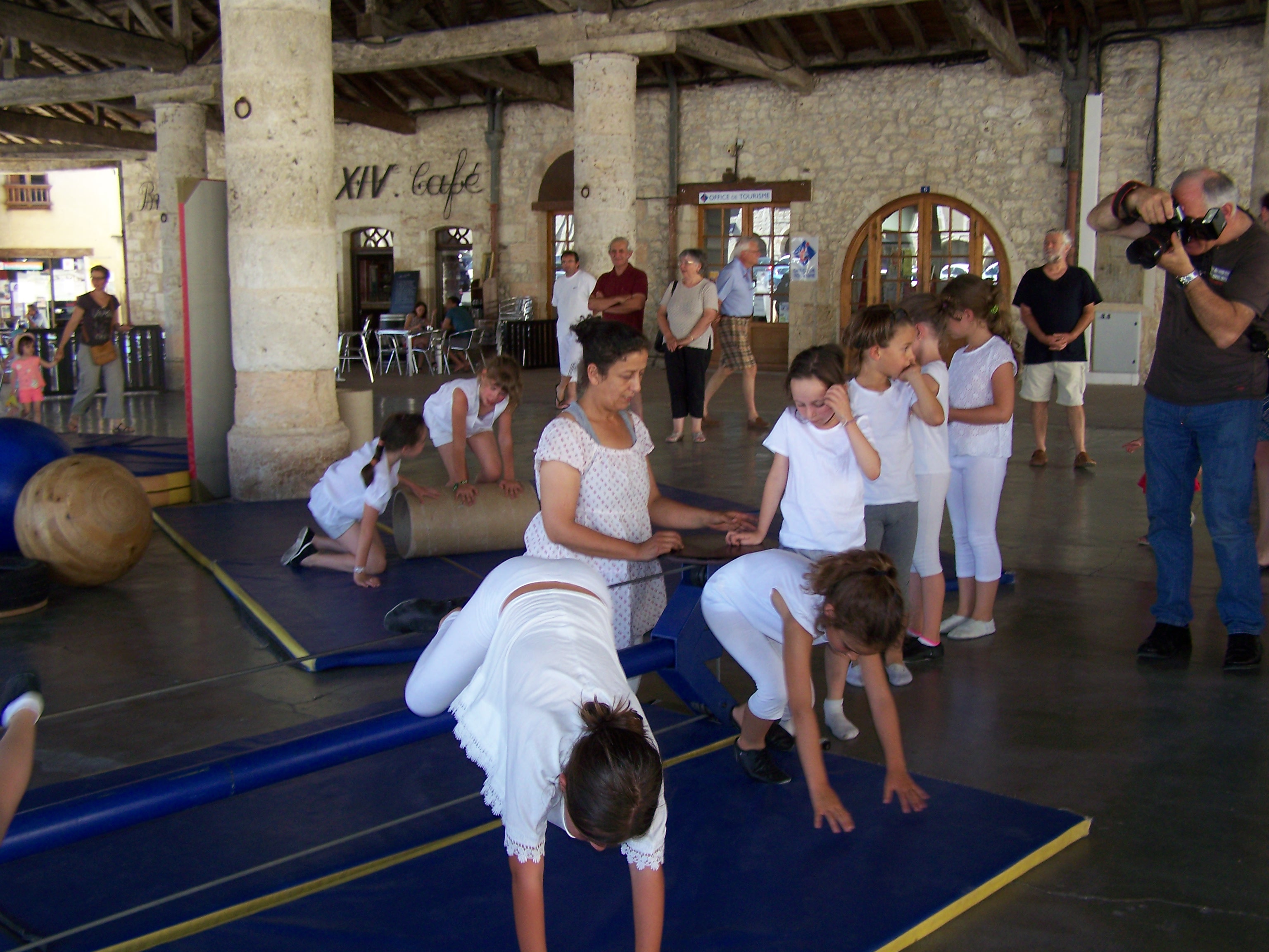  Photo : Nadia accompagne les enfants dans leurs mouvements....