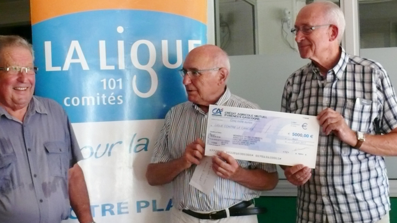 L’association AMOMA du Gers a remis un chèque de 5 000 euros à la Ligue contre le cancer