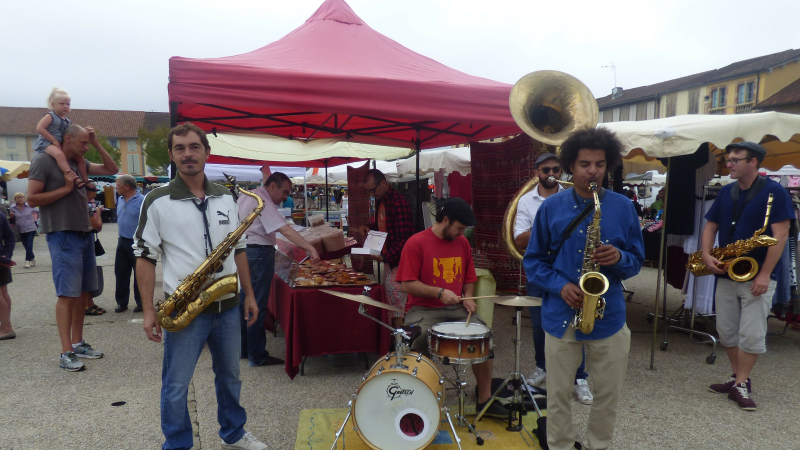 Marciac  Les  Filibusters animent le marchémusical