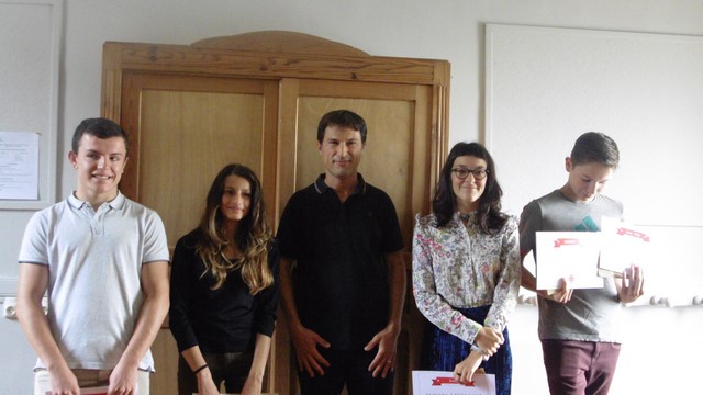 le maire avec les jeunes diplômés. sont absents sur la photo Typhaine Gézelin et Audrey Quaglini