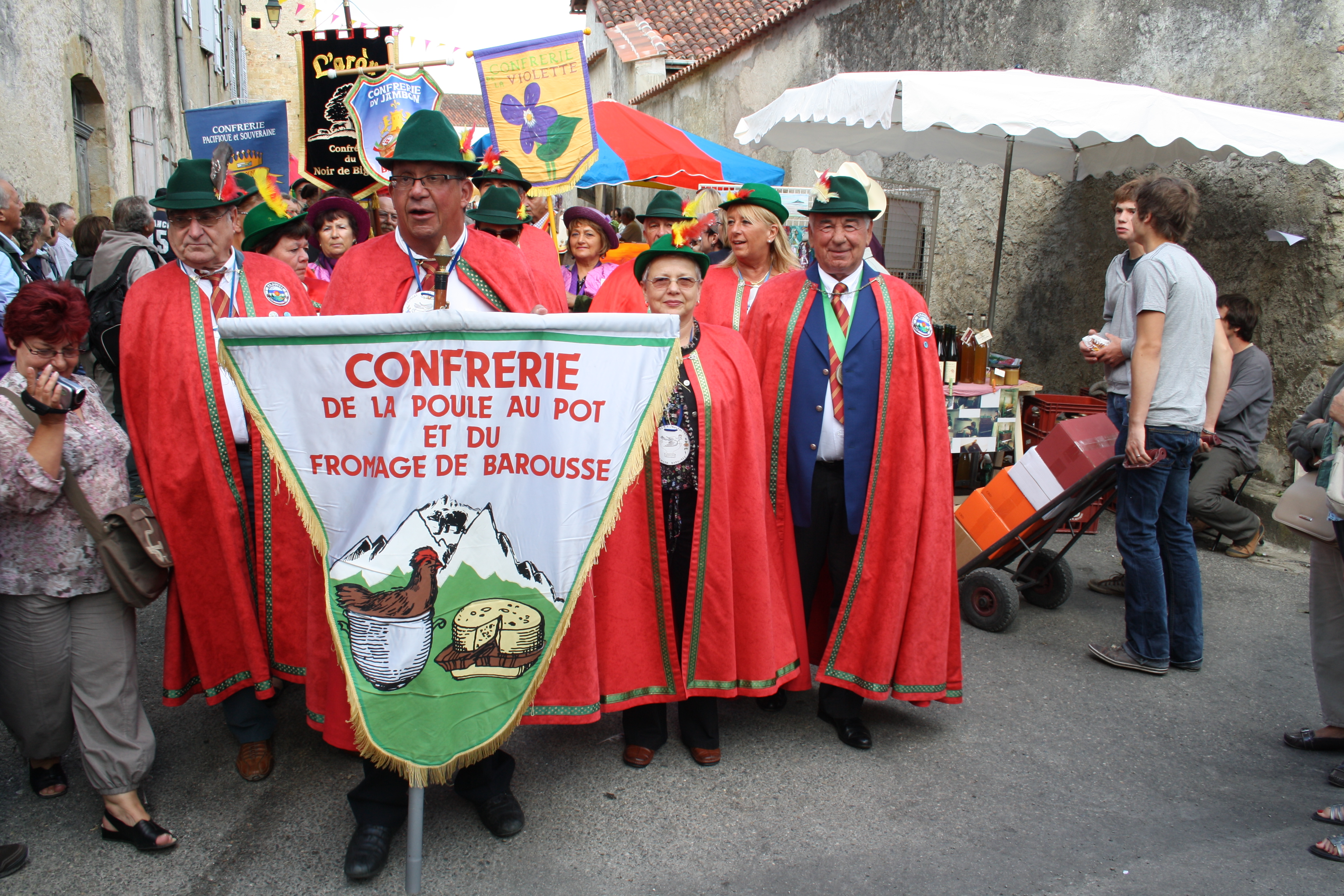 Défilé des confréries dans les rues du bourg le jour du 15 août Photo archives Lionel Lemaire