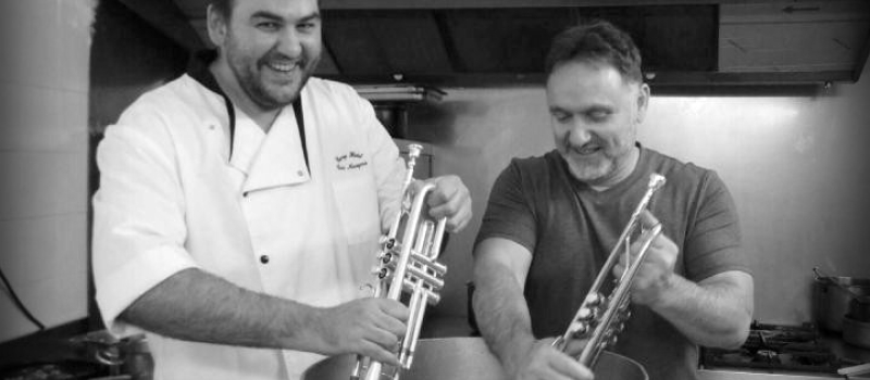 Deux chefs qui connaissent la musique se retrouvent derrière le piano