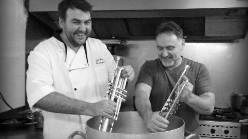 Deux chefs qui connaissent la musique se retrouvent derrière le piano