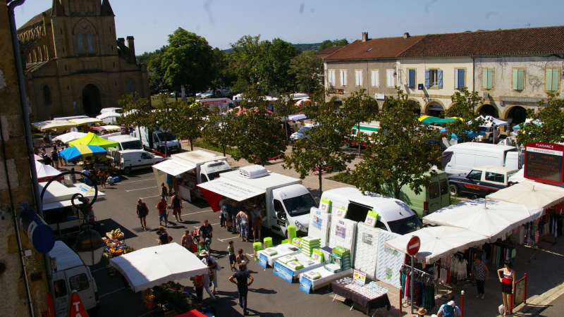 Le joli marché du jeudi matin à Plaisance