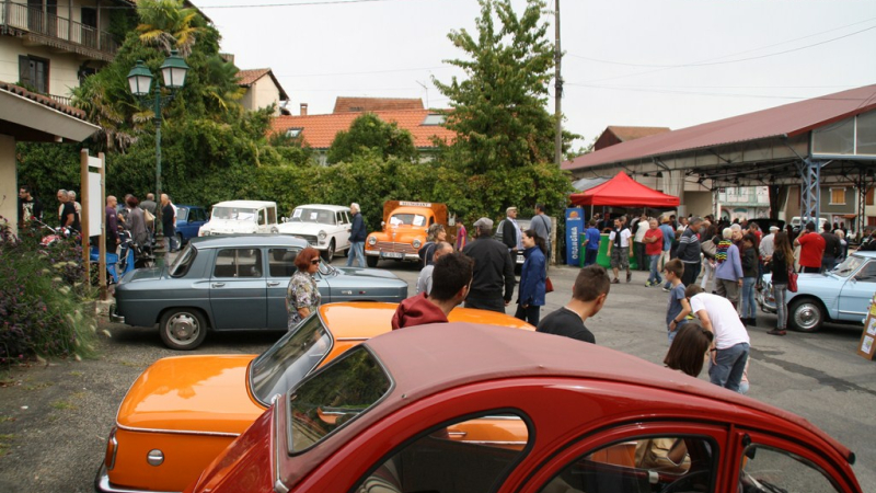 Rassemblement de véhicules anciens.