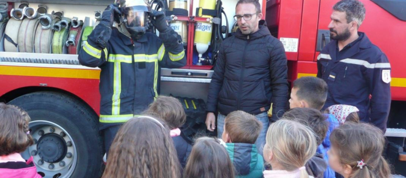 Les enfants découvrent le monde des sapeurs pompiers