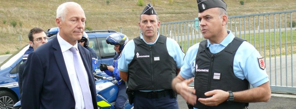 Le préfet, Pierre Ory, le capitaine Thierry Souplet et le colonel Detcheberry, lors du contrôle de vitesse.