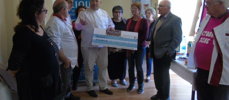 L 'association "Pain du Terroir" a remis un chèque de 2 251,10 euros à La Ligue contre le cancer