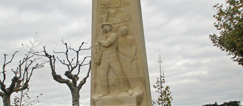 Bas-relief du monument aux morts de Vic