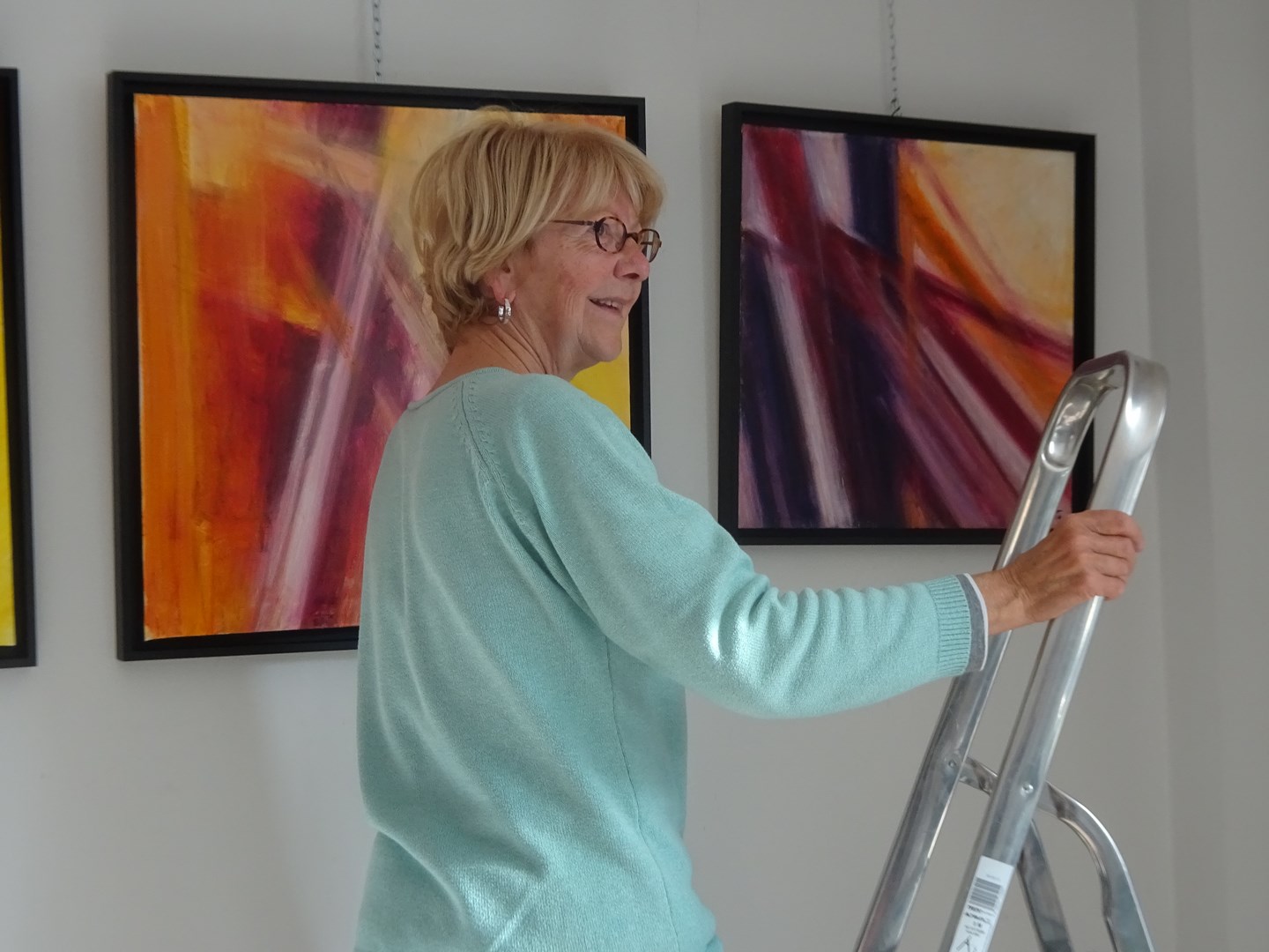 L'artiste saisie en plein travail de mise en place 