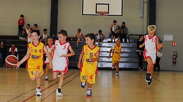 Les jeunes garçons courent de plus en plus vers les paniers