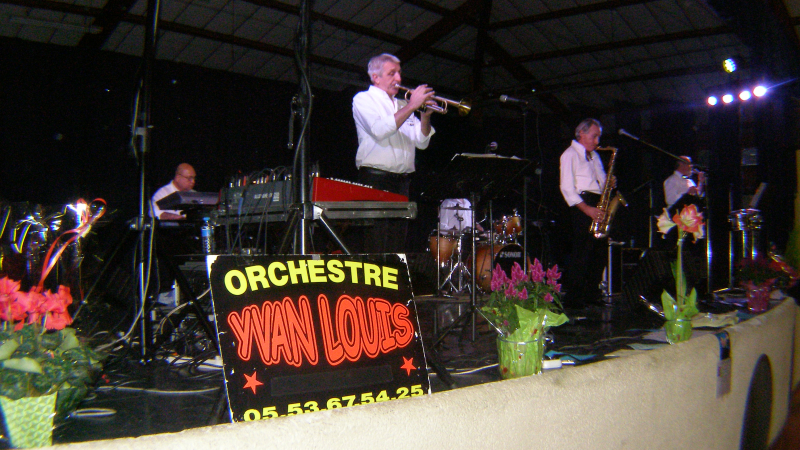 Un bal, deux formations musicales