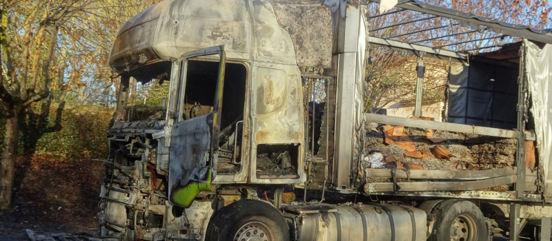 Un camion en stationnement prend feu 