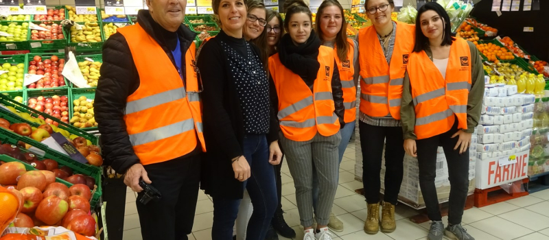Pierre Bufo , président de la Banque Alimentaire  avec les bénévoles de la collecte 