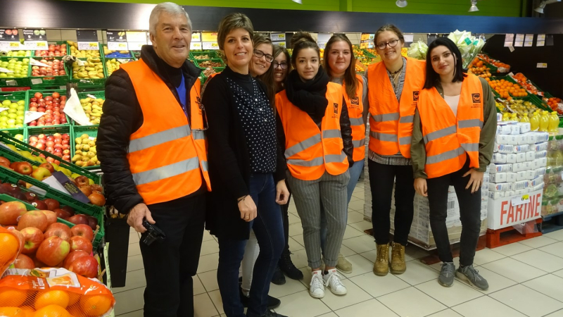 Pierre Bufo , président de la Banque Alimentaire  avec les bénévoles de la collecte 