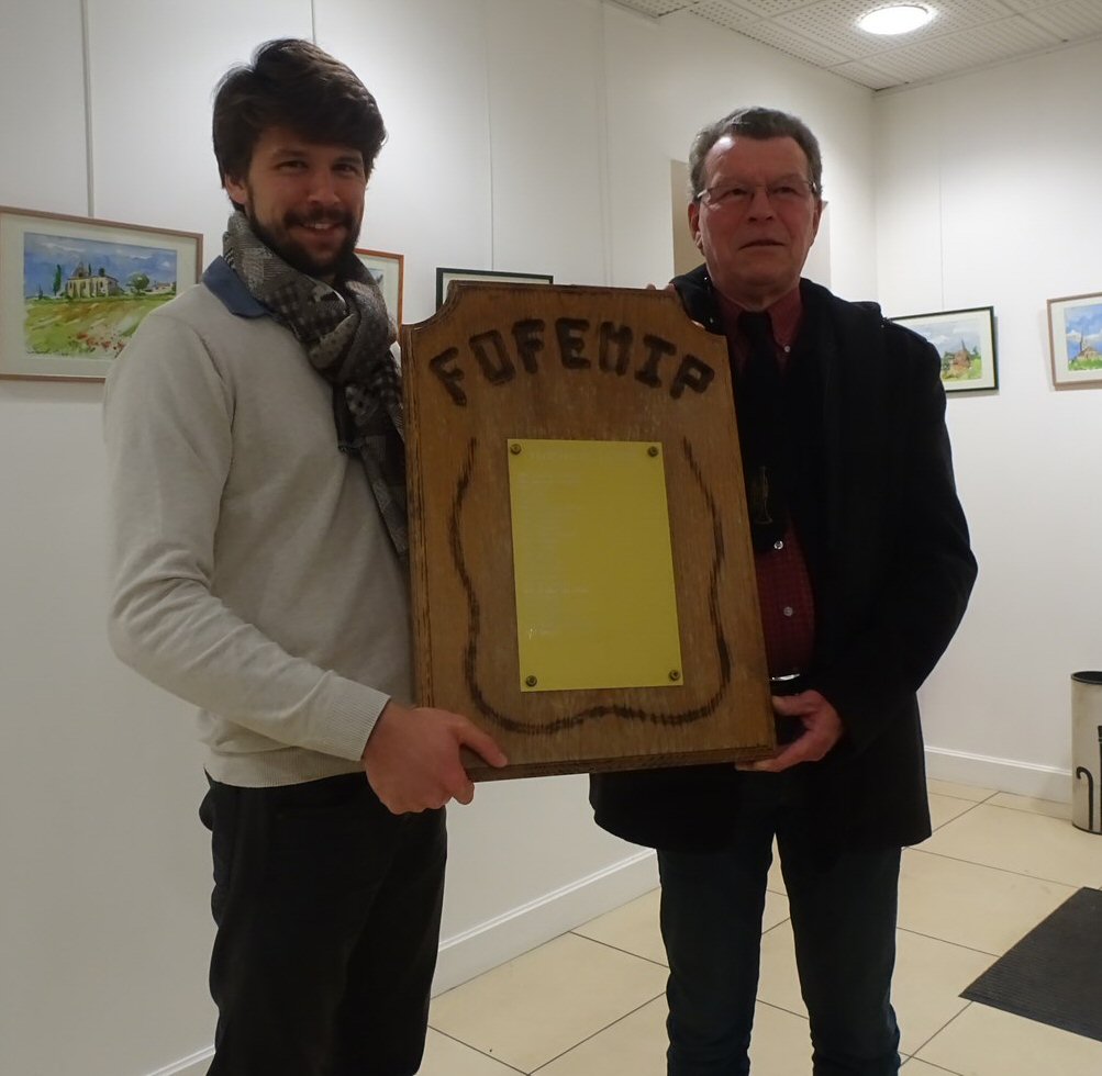 Directeur et président, tous deux fiers de leur trophée