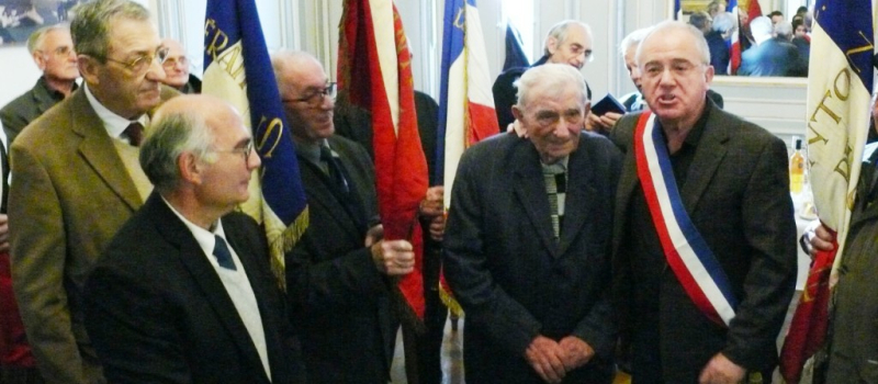 A 100 ans, Elie Davasse, ancien combattant, reçoit la médaille de la ville de Lectoure