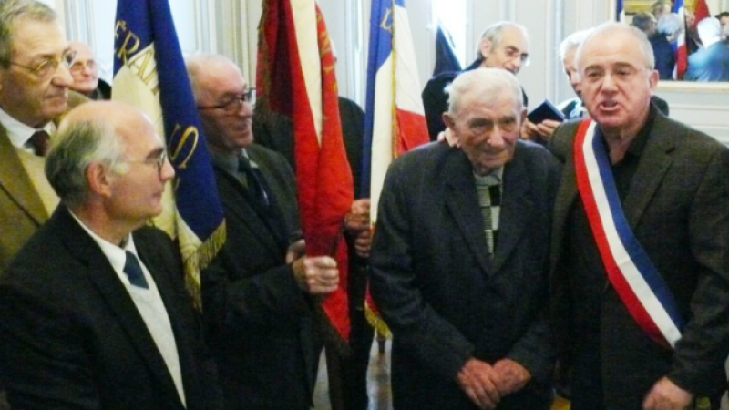 A 100 ans, Elie Davasse, ancien combattant, reçoit la médaille de la ville de Lectoure