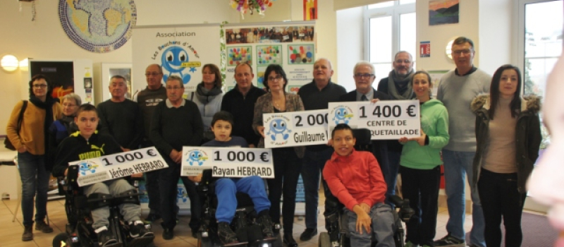 Remise de chèques des Bouchons d'Amour au Centre de Roquetaillade