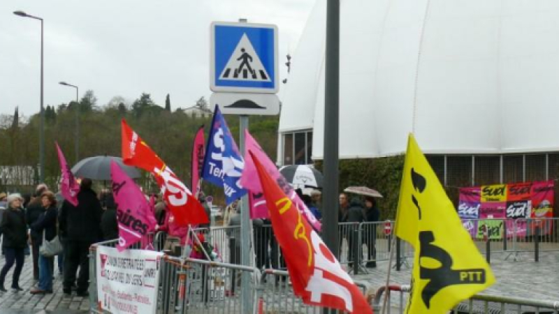 Une centaine de militants de l'intersyndicale de Gers étaient présents pour la venue du ministre