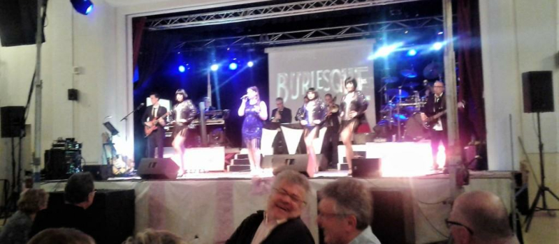 Chansons, plumes et strass